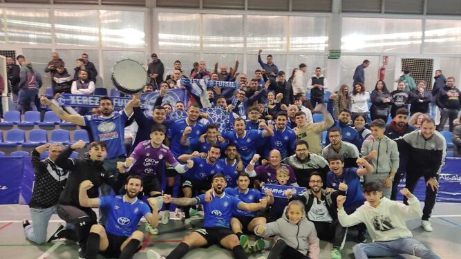 Los jugadores celebran con los aficionados que se desplazaron a Alcalá el triunfo ante el Social Energy.