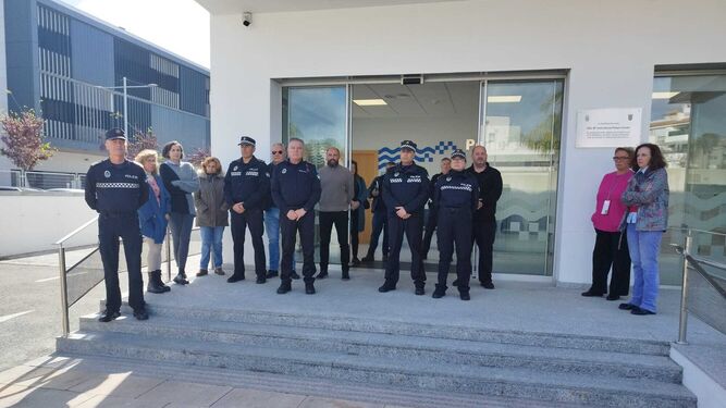 La Policía Local de Jerez guarda un minuto de silencio por las víctimas de Valencia.