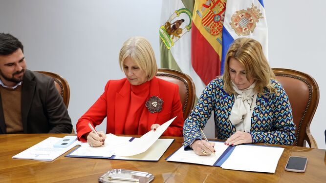 Un momento de la firma del convenio entre Ayuntamiento de Jerez y Junta de Andalucía.