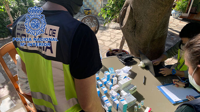 Un agente de la Policía Nacional revisa dosis de anabolizantes.