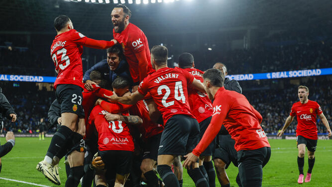 Los jugadores del Mallorca celebran el tanto definitivo de Darder en la tanda de penaltis.