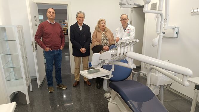 La delegada de Salud, Manuela Caro, visita el nuevo gabinete de Odontología.