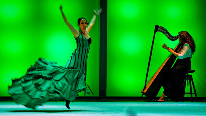 Ana Morales, bailando al son del arpa de Ana Crismán en el Villamarta.