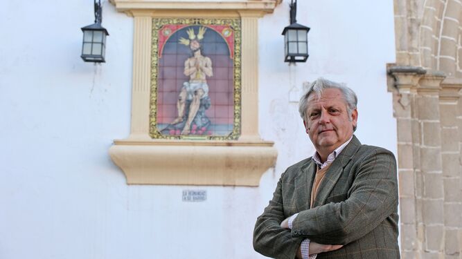 Carlos Rivero ante el azulejo del Señor de las Penas en la fachada lateral de San Mateo.