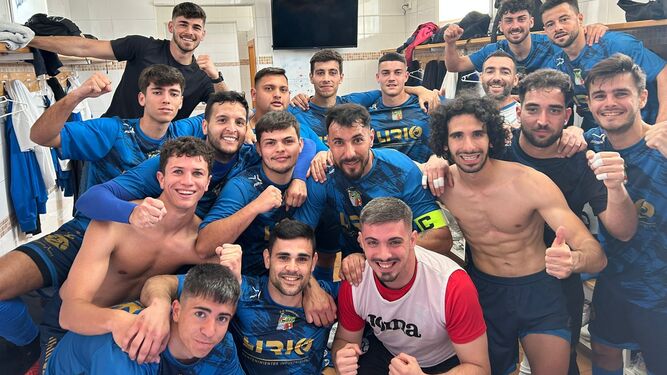 Los jugadores del Guadalcacín celebran en el vestuario su triunfo ante el Trebujena.