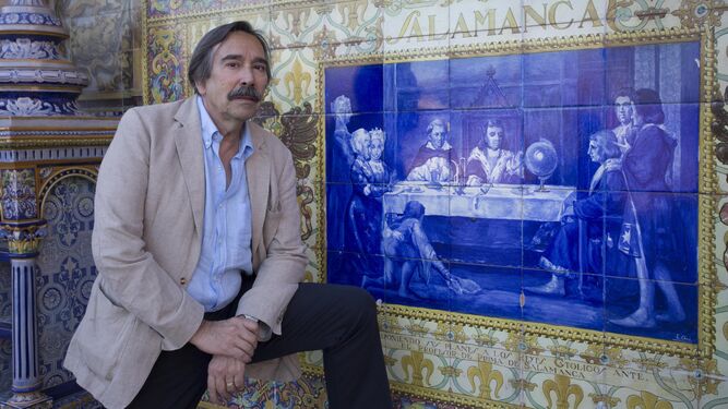 Fernando Martín, junto al paño del banco de Salamanca, obra del pintor y ceramista Enrique Orce.