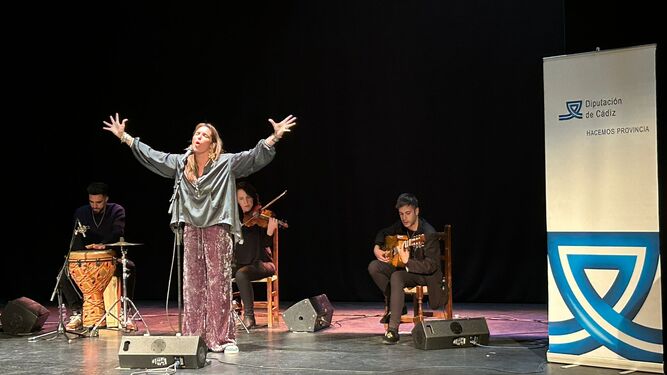 La artista Lourdes Pastor, durante su actuación en Guadalcacín