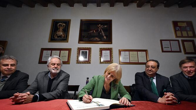 La alcaldesa de Jerez, firmando en el libro de honor de la Hermandad de las Tres Caídas