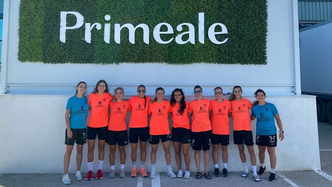 Las jugadoras del Guadalcacín FSF visitaron Primeale, uno de sus patrocinadores.