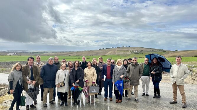 Foto de familia de los asistententes a la Asamblea General de la Ruta del Vino y el Brandy del marco de Jerez