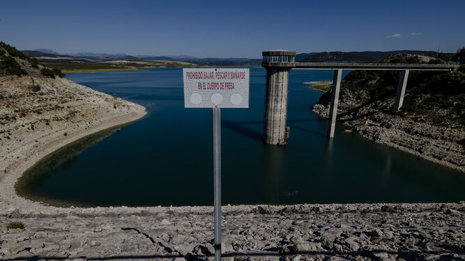 La situación de escasez de agua que se está viviendo en la provincia se refleja en el embalse de Guadalcacín.