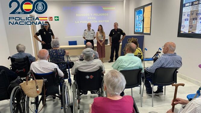 Imagen de una charla de la Policía Nacional de Jerez a personas mayores