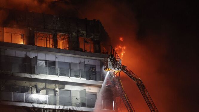 Imagen del trágico incendio del edificio de Valencia.