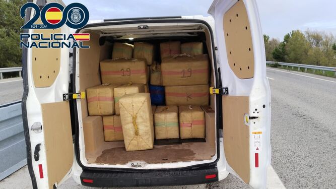 La Policía Nacional incauta mil trescientos kilos de hachís tras el tiroteo entre narcotraficantes en la autovía Jerez-Sanlúcar.