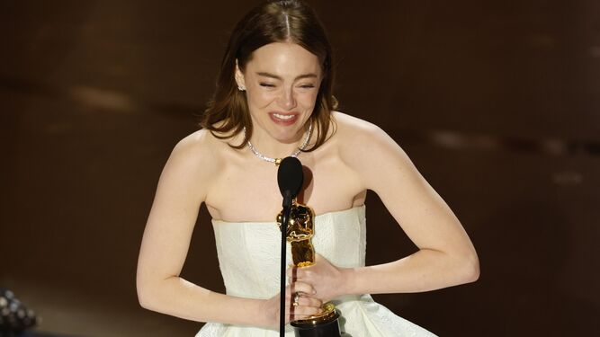 La actriz Emma Stone gana el Oscar a Mejor Actriz por su papel protagonista en 'Pobres Criaturas'.