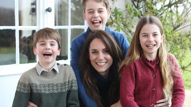 La princesa de Gales arropada por sus hijos en la foto del Día de la Madre