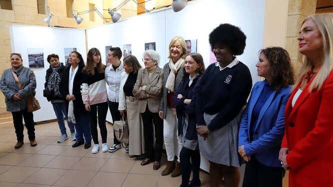 Auoridades y alumnos durante la inauguración de la exposición ‘Aroma de Levante' en la sala Paúl