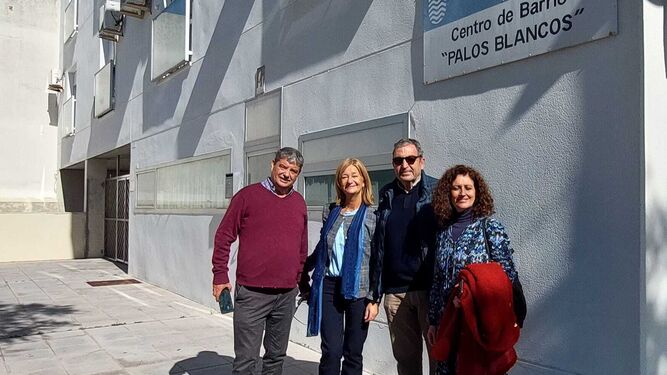 Carmen Pina junto a los responsables de la asociación de Palos Blancos.