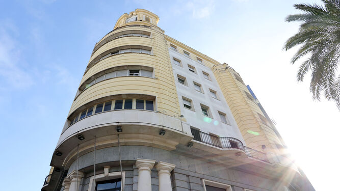 Antiguo edificio de la Caja de Ahorros de Jerez en la plaza del Arenal que será un hotel.