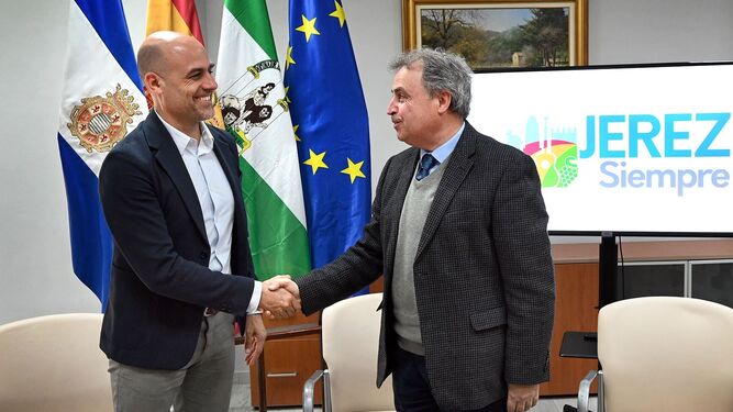 Mariano Osvaldo Silveyra Andreu, CEO de Southern Europe de Fleurop Interflora España, y el edil Antonio Real
