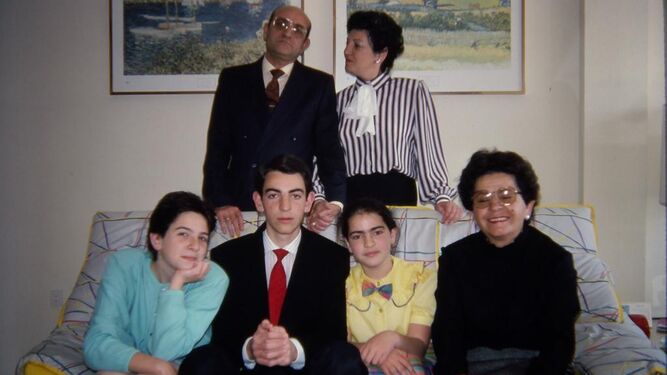 Jueves Santo 1987: Lala Prieto, junto a sus padres, hermanos y su tía abuela Ana Enríquez Piñero.