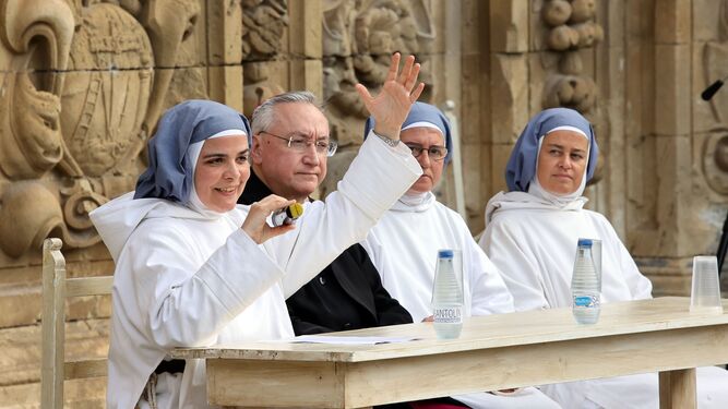 El obispo, José Rico Pavés, junto a las hermanas Oriah, Fuensanta y Serafina, este viernes en la Cartuja.