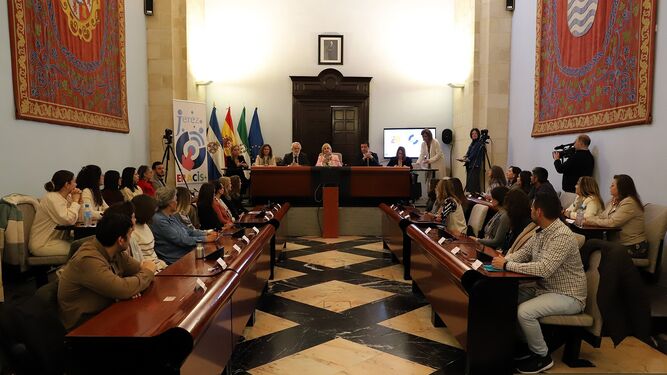 El equipo de gobierno recibió a los nuevos funcionarios en el salón de plenos del Ayuntamiento de Jerez