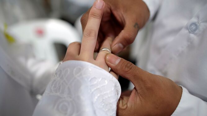 Una pareja intercambia los anillos durante la celebración de una boda.