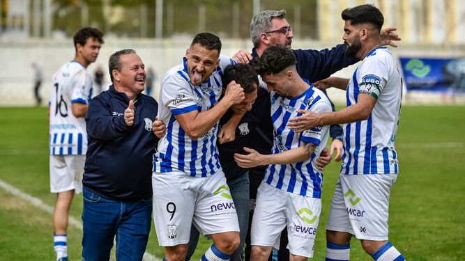 Los jugadores del Industrial celebran un gol con su técnico en el Pedro Garrido.