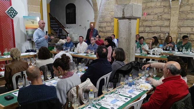 Asistentes a una cata de la Sociedad Jerezana del Vino, en Jerez.