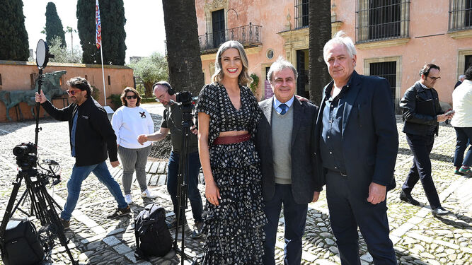 Antonio Real junto a Laura Sánchez y Pedro Rollán, de 'Andalucía es moda', en el Alcázar de Jerez