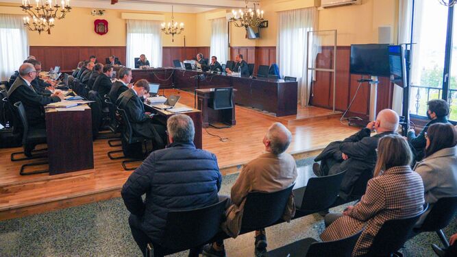 Panorámica de la sala de la Sección Tercera de la Audiencia de Sevilla el primer día del juicio.
