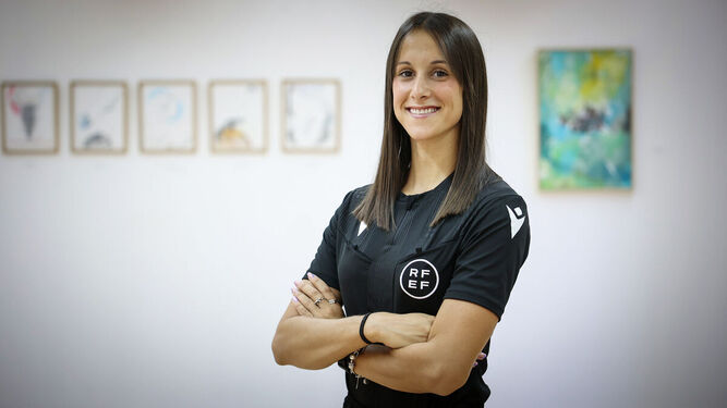Lorena Trujillano, árbitra jerezana de Primera RFEF femenina y Tercera RFEF masculina.