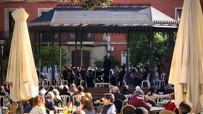 Imagen de una actuación de la Banda de Municipal de Música de Jerez en la plaza del Banco