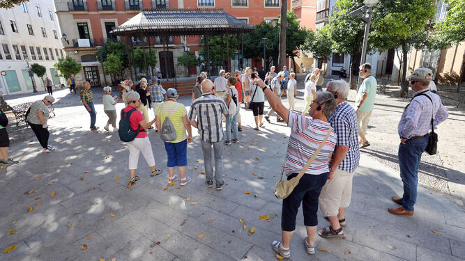 Un grupo de turistas en la Alameda del Banco, en Jerez.