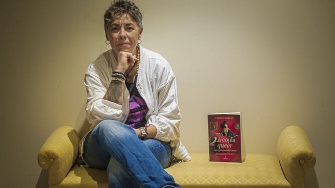 La escritora gaditana Carmen Moreno con un ejemplar de 'La copla queer'.