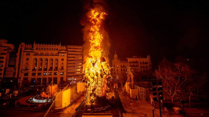La Nit de la Cremà en la plaza del ayuntamiento valenciano