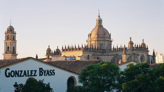 Imagen de las bodegas jerezanas de González Byass con la catedral al fondo.