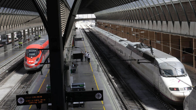 La estación de Santa Justa de Sevilla con un tren de Iryo y un AVE de Renfe en sus andenes