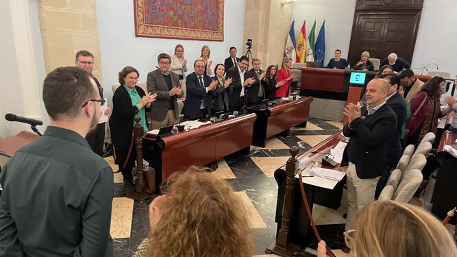 Los representantes de Autismo Cádiz, aplaudidos por los concejales en el pleno de este viernes.