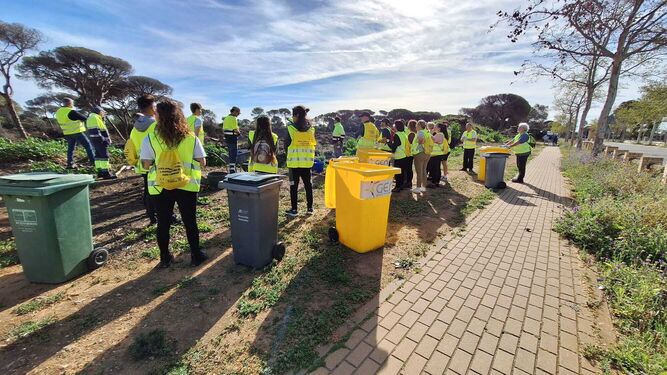Un grupo de voluntarios participa en la limpieza de Las Canteras