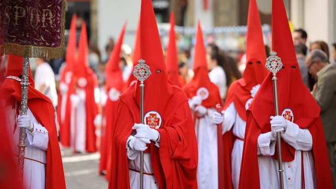 Rojos nazarenos de la Sagrada Cena.