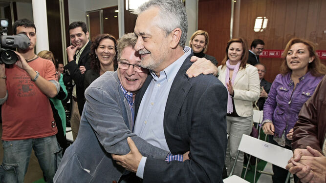 Cabaña y Griñán se abrazan en Cádiz 13 días después de la 'espantá' del primero en el congreso regional de marzo de 2010. Pero fue una tregua ficticia.