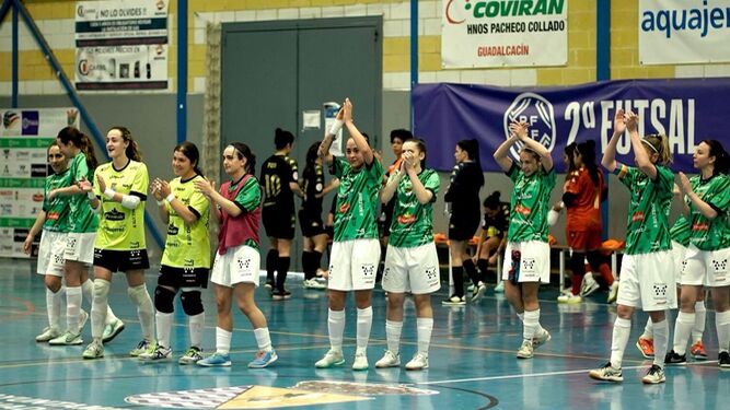 Las jugadoras del Guadalcacín aplauden a la afición por el apoyo tras vencer al Martos.