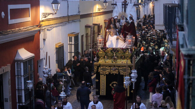 Hermandad de Los Dolores de Puerto Real por calle San José