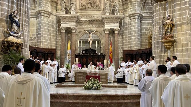 Rico Pavés preside la misa crismal en la Catedral de Jerez.