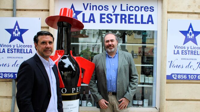 Manuel Ramírez Portela, gerente de Vinos y Licores La Estrella, y a la derecha, el encargado Miguel Monje.