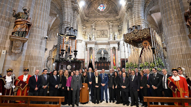 La alcaldesa de Jerez renueva la tradición y entrega el Bastón de Mando de la ciudad al Cristo de La Viga.