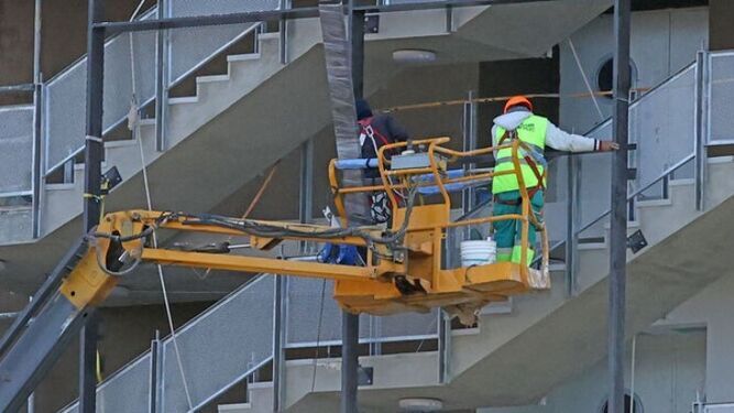 Trabajadores de la construcción en las obras de una nueva promoción de viviendas en Jerez.