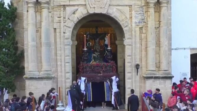 Captura de la salida del Cristo de la Buena Muerte desde la parroquia de Santa Catalina.